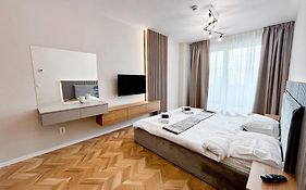 Airport Nest Private Parking, Ac And Smart Tv